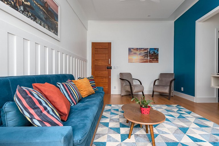 NOVO! REFORMADO e DECORADO! Apartamento de 2/3 Quartos a 250