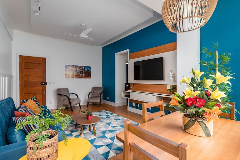 NOVO! REFORMADO e DECORADO! Apartamento de 2/3 Quartos a 250