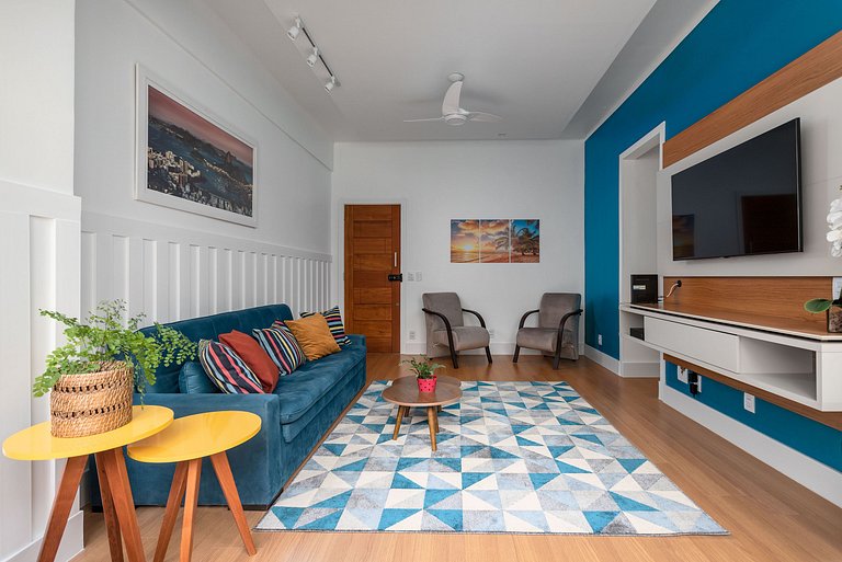 NOVO! REFORMADO e DECORADO! Apartamento de 2/3 Quartos a 250