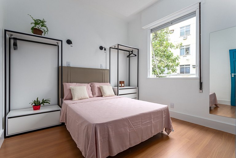 NOVO! REFORMADO e DECORADO! Apartamento de 2/3 Quartos a 250