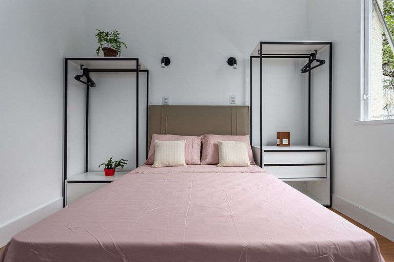 NOVO! REFORMADO e DECORADO! Apartamento de 2/3 Quartos a 250