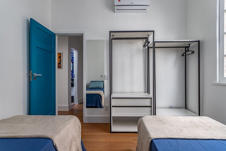NOVO! REFORMADO e DECORADO! Apartamento de 2/3 Quartos a 250