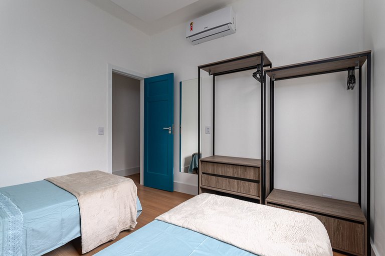 NOVO! REFORMADO e DECORADO! Apartamento de 2/3 Quartos a 250