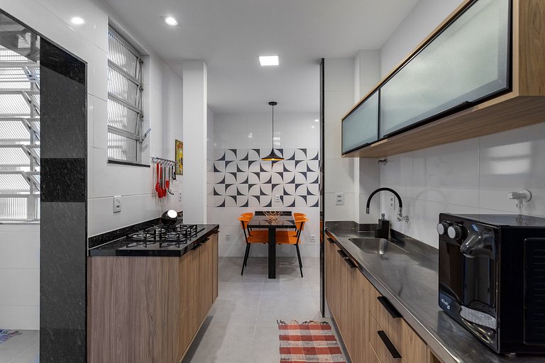 NOVO! REFORMADO e DECORADO! Apartamento de 2/3 Quartos a 250