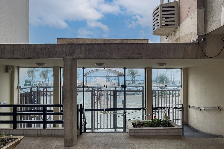 Em frente ao Reveillon 2 e 3 Quartos, pé na areia de Copacab