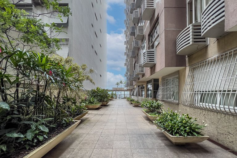 Em frente ao Reveillon 2 e 3 Quartos, pé na areia de Copacab