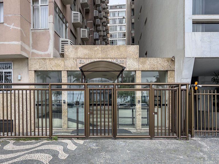 Em frente ao Reveillon 2 e 3 Quartos, pé na areia de Copacab