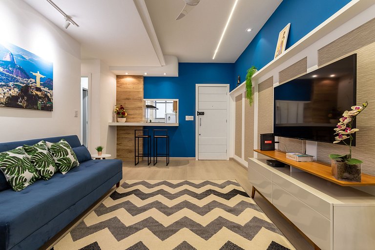 Em frente ao Reveillon 2 e 3 Quartos, pé na areia de Copacab