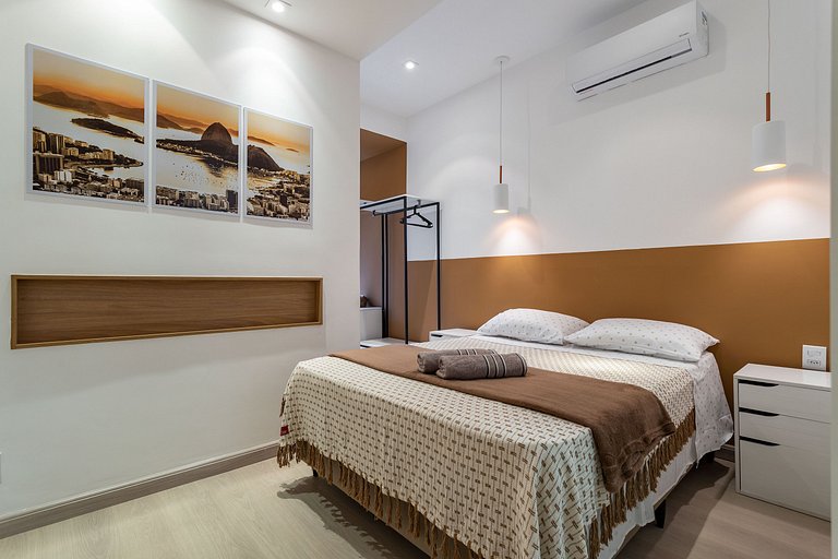 Em frente ao Reveillon 2 e 3 Quartos, pé na areia de Copacab