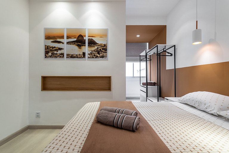 Em frente ao Reveillon 2 e 3 Quartos, pé na areia de Copacab