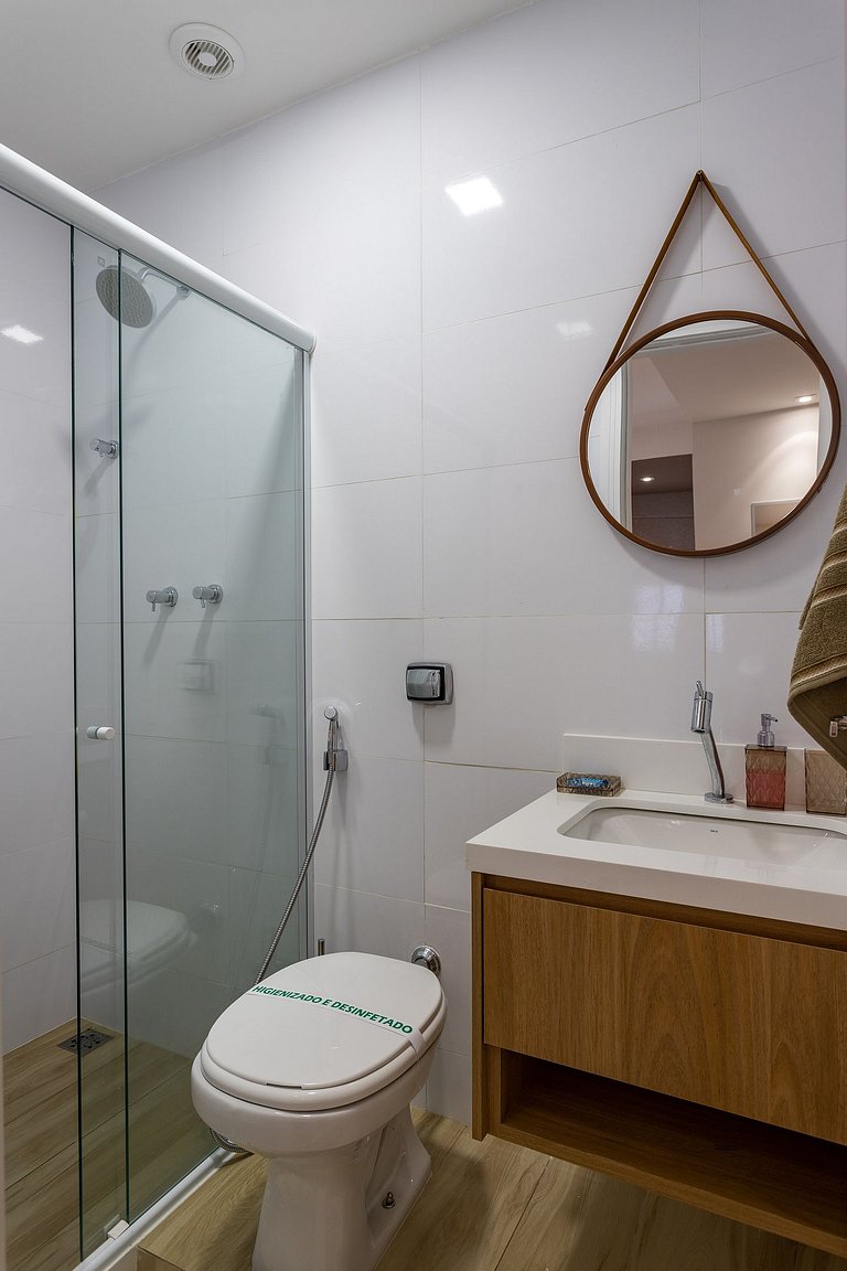 Em frente ao Reveillon 2 e 3 Quartos, pé na areia de Copacab