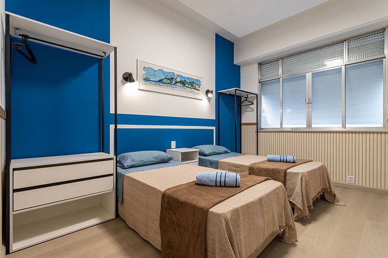 Em frente ao Reveillon 2 e 3 Quartos, pé na areia de Copacab