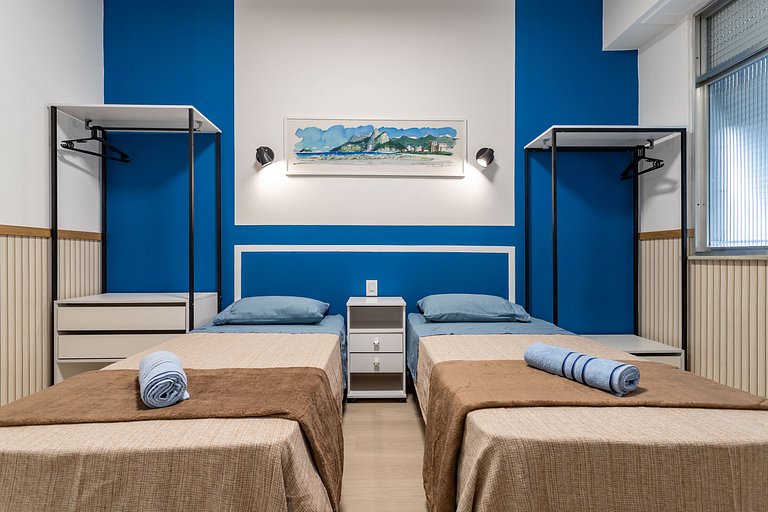 Em frente ao Reveillon 2 e 3 Quartos, pé na areia de Copacab