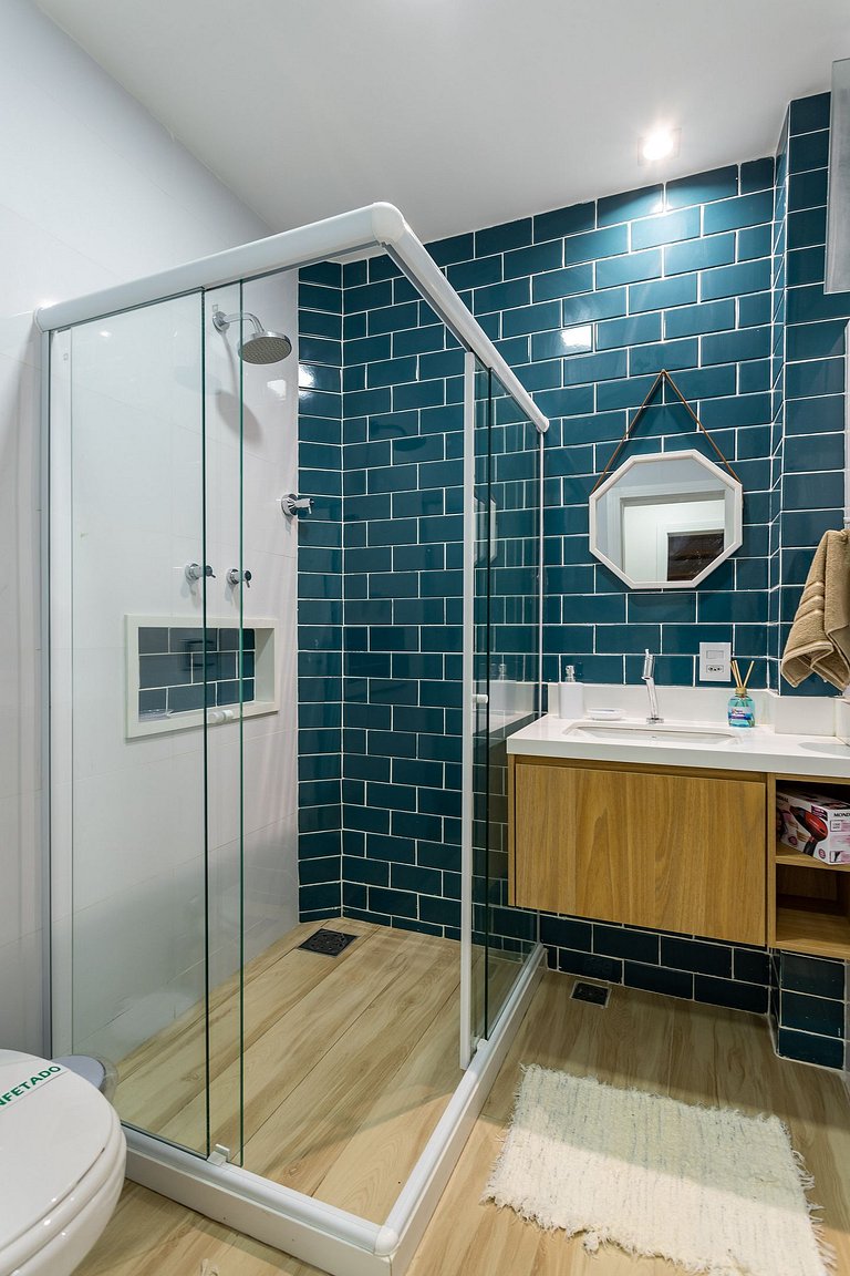 Em frente ao Reveillon 2 e 3 Quartos, pé na areia de Copacab