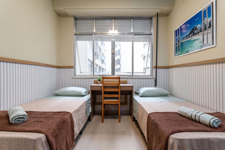 Em frente ao Reveillon 2 e 3 Quartos, pé na areia de Copacab