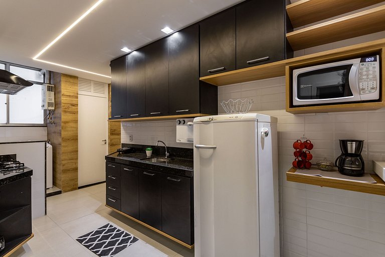 Em frente ao Reveillon 2 e 3 Quartos, pé na areia de Copacab