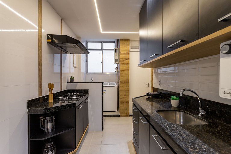 Em frente ao Reveillon 2 e 3 Quartos, pé na areia de Copacab