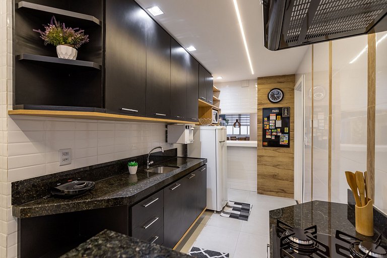 Em frente ao Reveillon 2 e 3 Quartos, pé na areia de Copacab