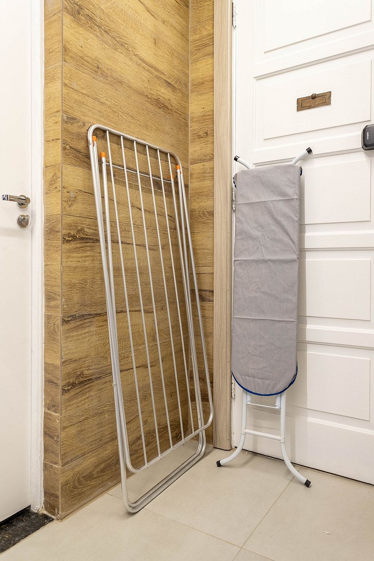 Em frente ao Reveillon 2 e 3 Quartos, pé na areia de Copacab