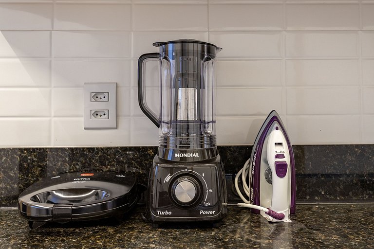 Em frente ao Reveillon 2 e 3 Quartos, pé na areia de Copacab