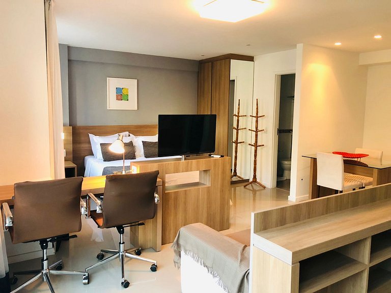 Flat maravilhoso inteiro na Barra da Tijuca com garagem