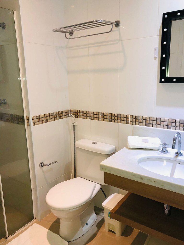 Flat maravilhoso inteiro na Barra da Tijuca com garagem