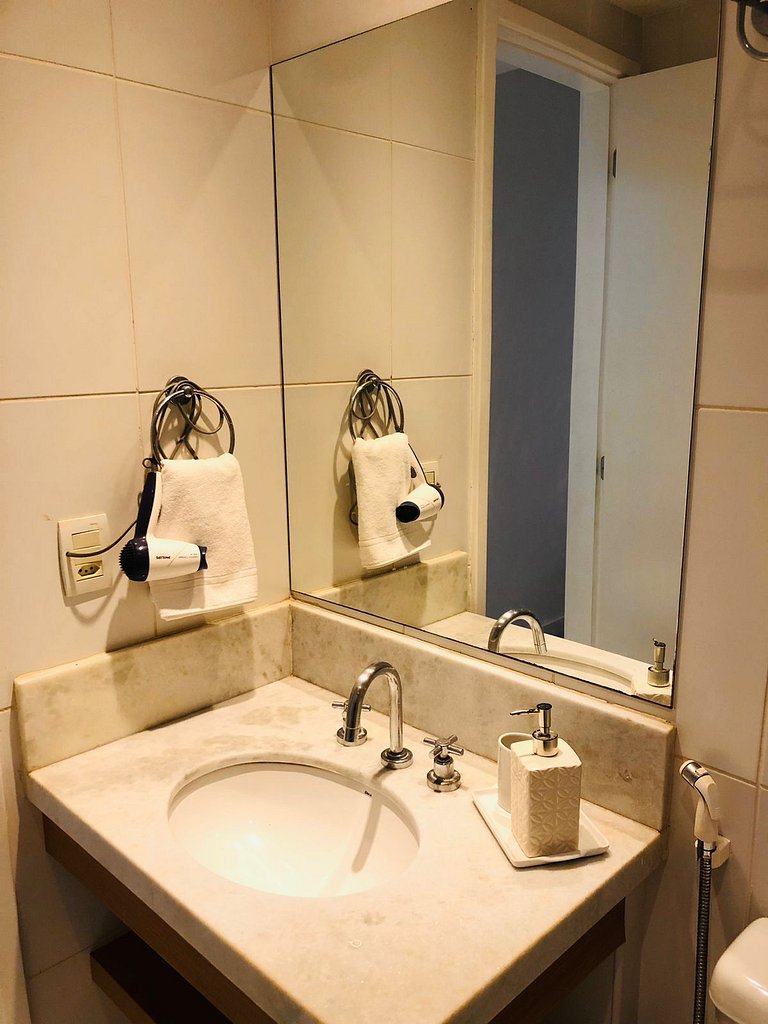 Apê pratico, com wi fi, ar na Nova Barra da Tijuca