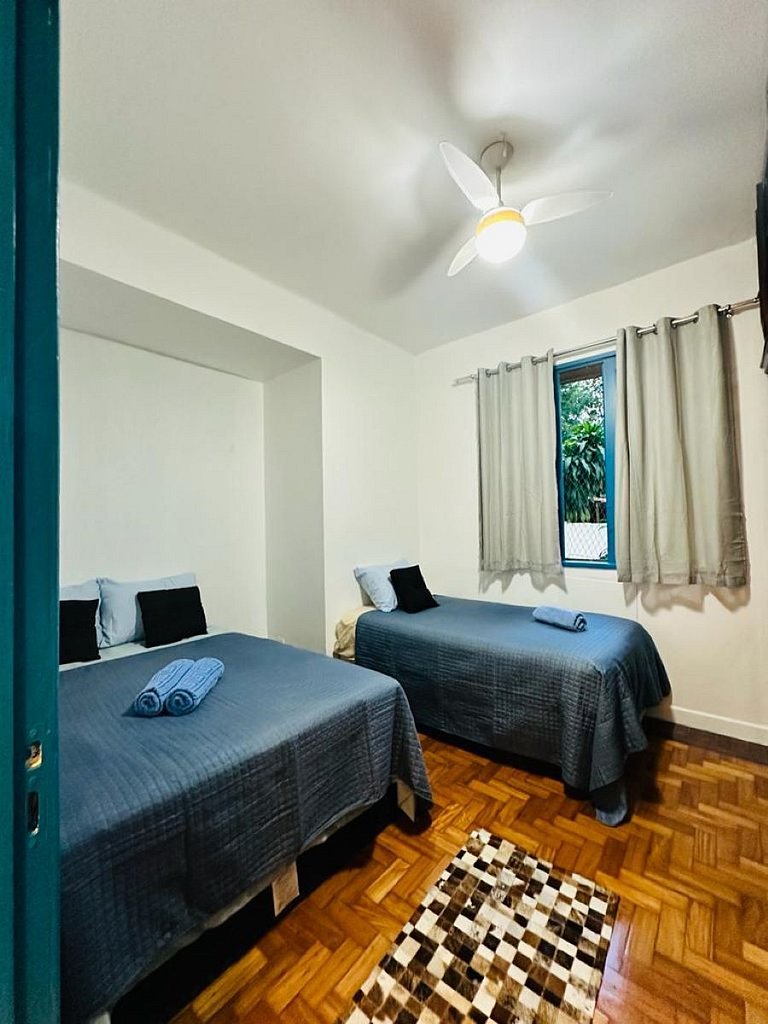 Espaçoso 3 Quartos a pé para a Praia de Copa, wi fi, cozinha