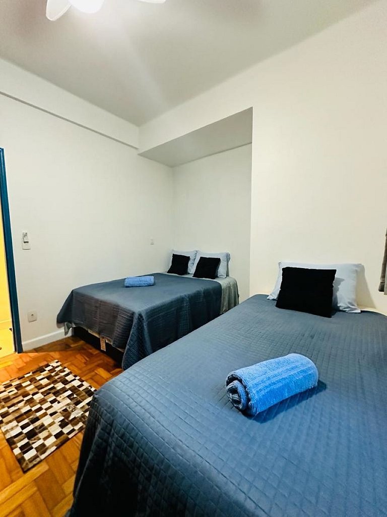 Espaçoso 3 Quartos a pé para a Praia de Copa, wi fi, cozinha