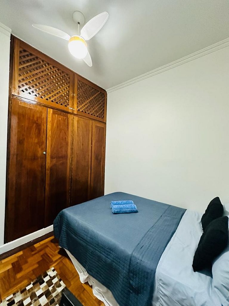 Espaçoso 3 Quartos a pé para a Praia de Copa, wi fi, cozinha