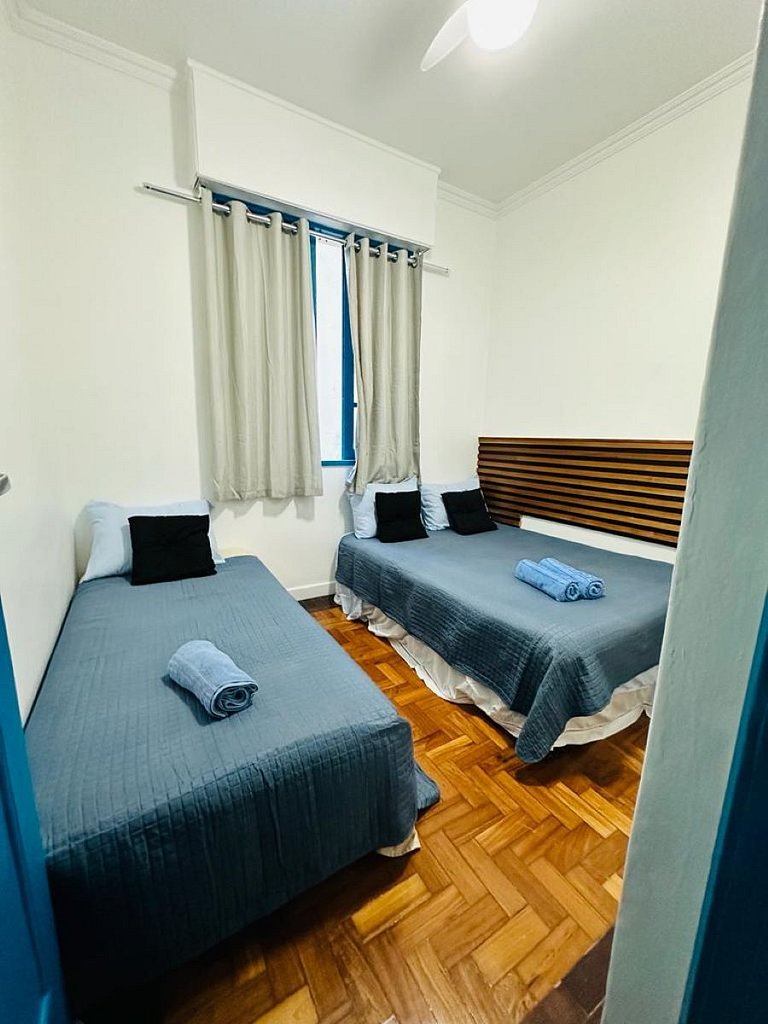 Espaçoso 3 Quartos a pé para a Praia de Copa, wi fi, cozinha