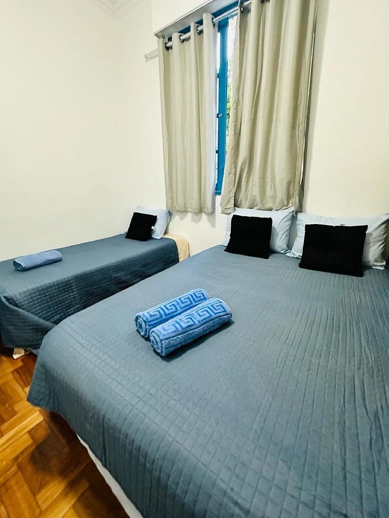 Espaçoso 3 Quartos a pé para a Praia de Copa, wi fi, cozinha