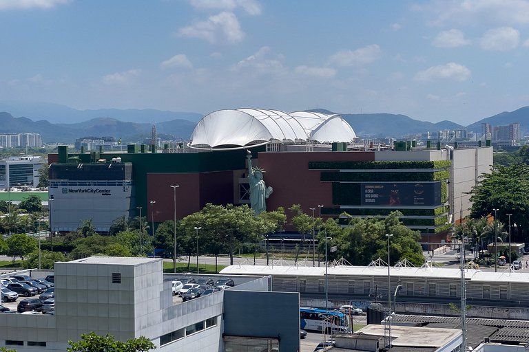 Magnífica vista, luxo, praia, shopping e piscina no coração