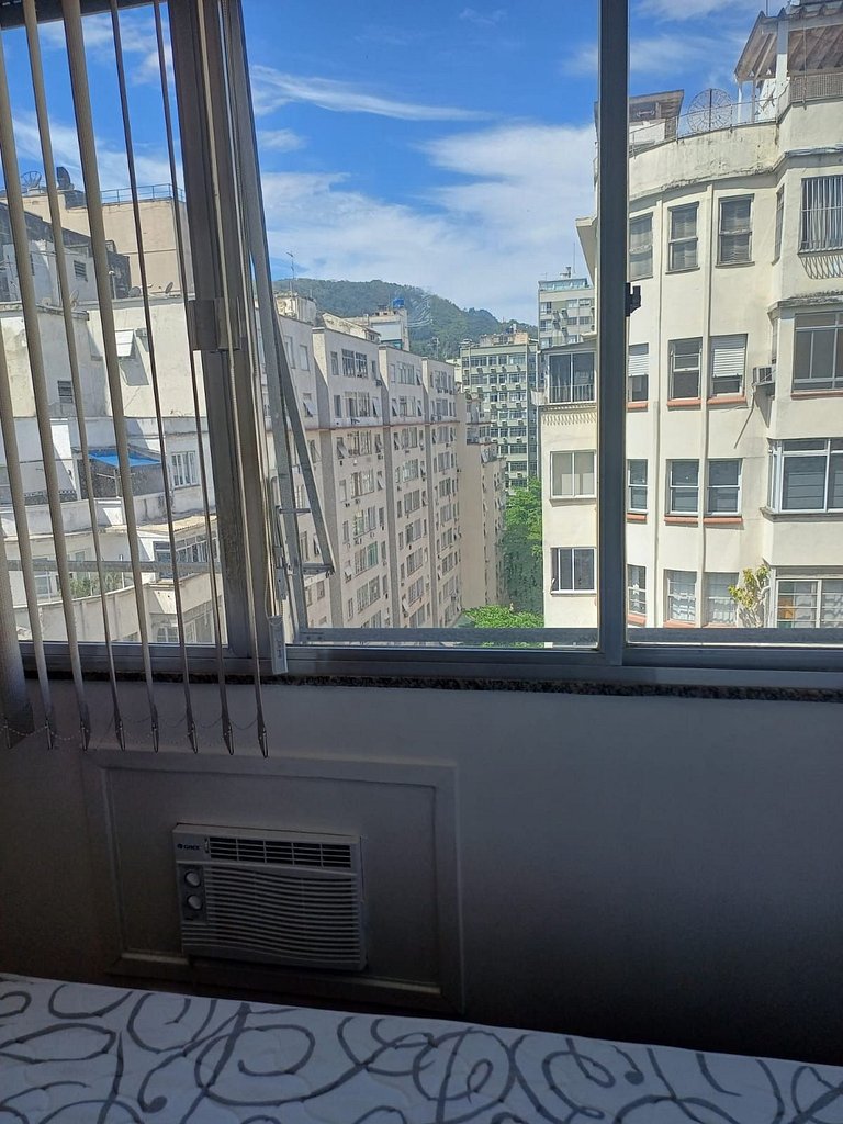 Dois minutos à pé da Praia de Copacabana com conforto e prat