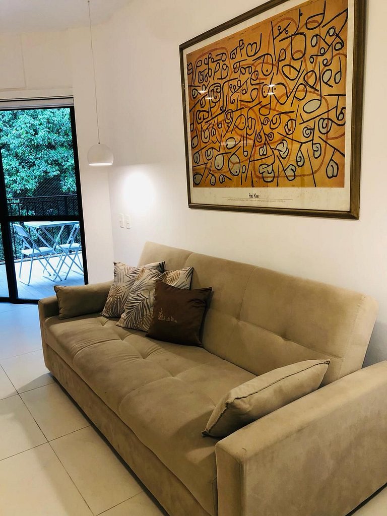 Caminhe p a Praia de Copa, vista p montanha, com piscina e s