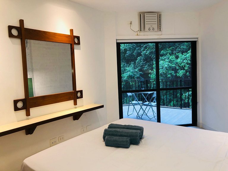 Caminhe p a Praia de Copa, vista p montanha, com piscina e s