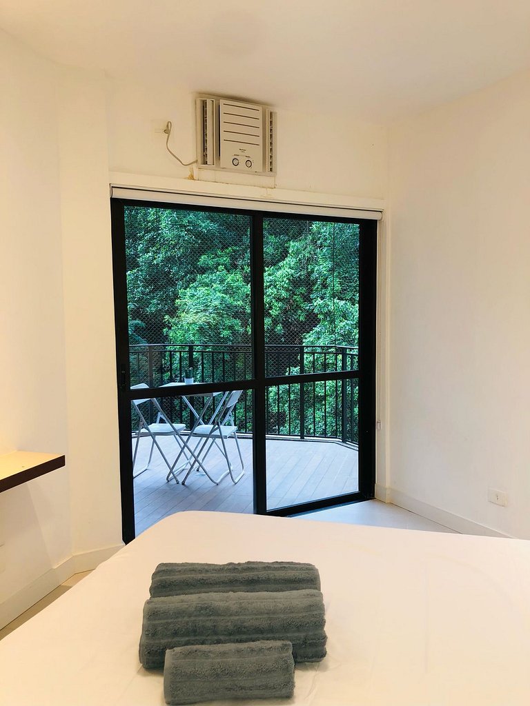 Caminhe p a Praia de Copa, vista p montanha, com piscina e s