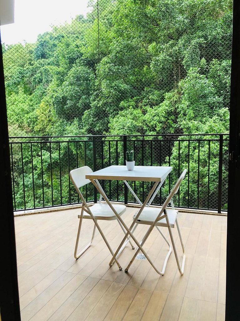 Caminhe p a Praia de Copa, vista p montanha, com piscina e s