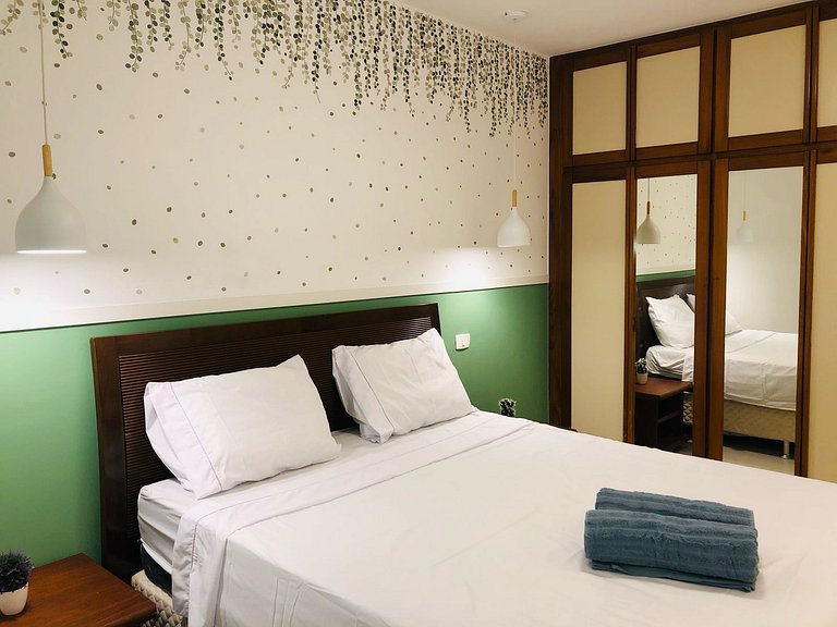 Caminhe p a Praia de Copa, vista p montanha, com piscina e s