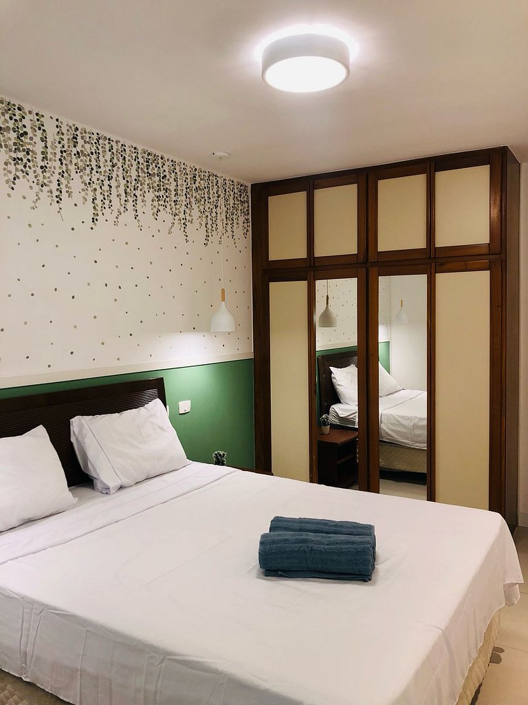 Caminhe p a Praia de Copa, vista p montanha, com piscina e s