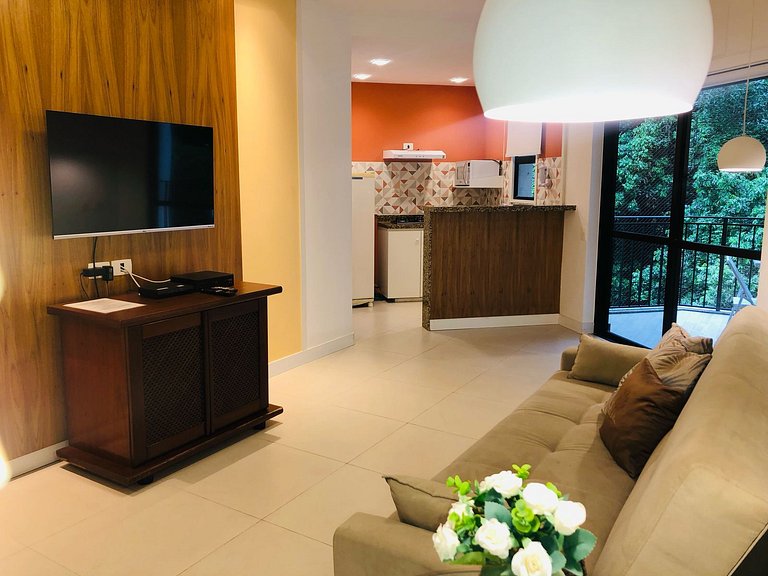 Caminhe p a Praia de Copa, vista p montanha, com piscina e s