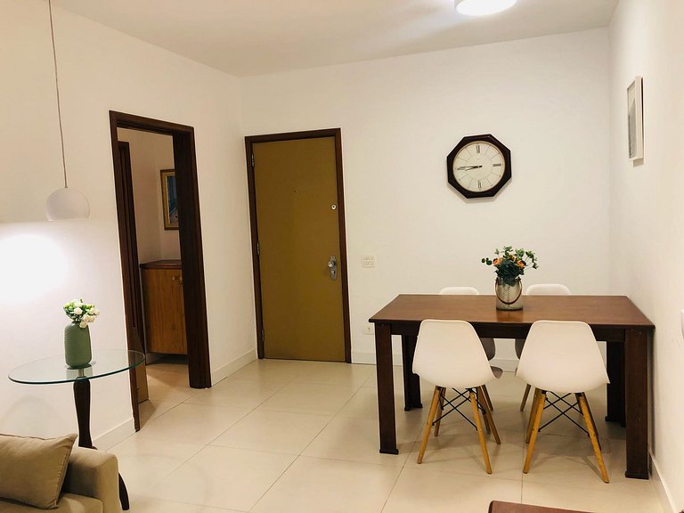 A pé para a Praia de Copacabana e Leme, com vista p montanha