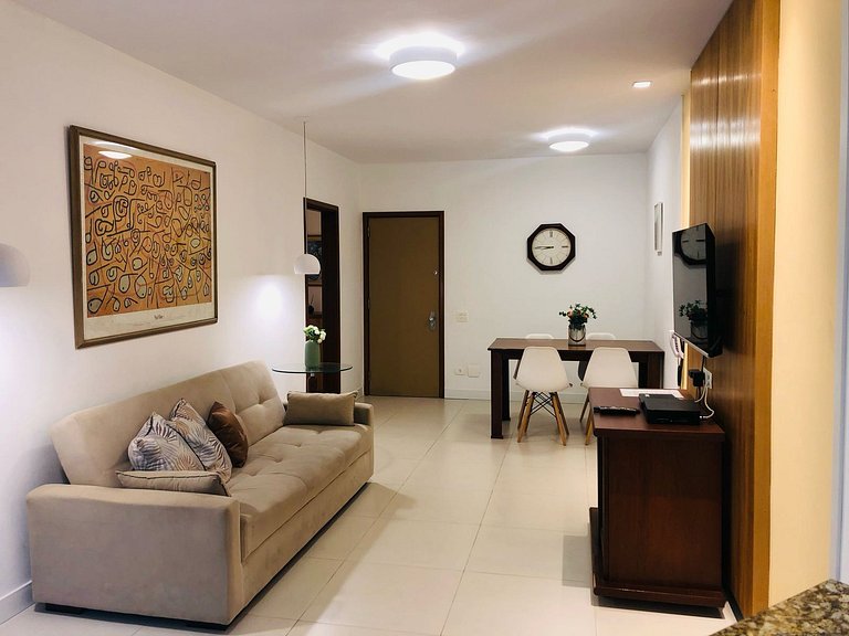 Caminhe p a Praia de Copa, vista p montanha, com piscina e s