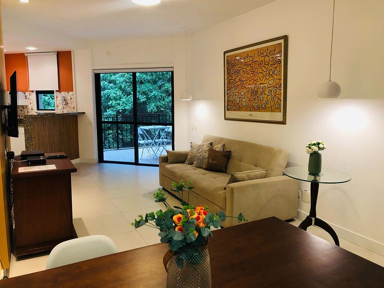 Caminhe p a Praia de Copa, vista p montanha, com piscina e s