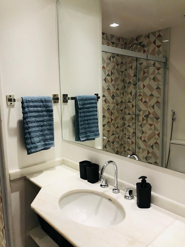 Caminhe p a Praia de Copa, vista p montanha, com piscina e s