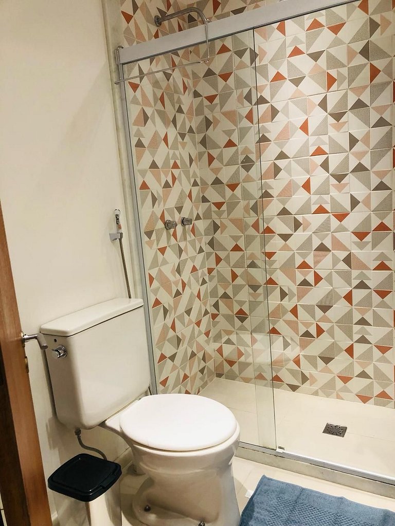 Caminhe p a Praia de Copa, vista p montanha, com piscina e s