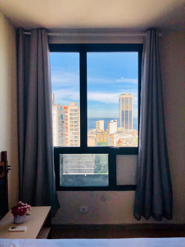 A pé para o mar, piscina e o melhor preço no Leme