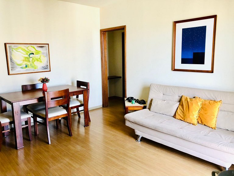 A pé para o mar, piscina e o melhor preço no Leme