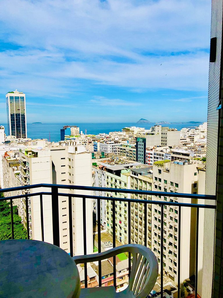 A pé para o mar, piscina e o melhor preço no Leme