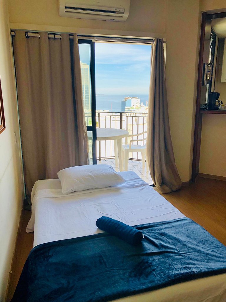 A pé para o mar, piscina e o melhor preço no Leme